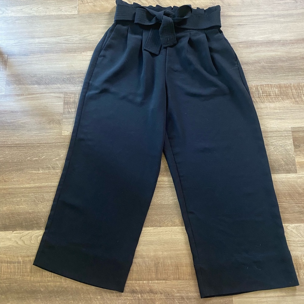 Black pull on Madewell cropped pants, paper bag waist, wide leg, size M